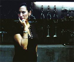 La directora Laura Mañá fotografiada en los propios decorados de la película
