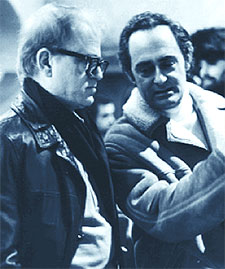 Eugenio Martín (derecha) comentando con el productor Bernard Gordon en el set de Pánico en el Transiberiano